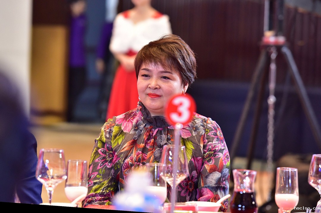 金马凯旋 黄红.JPG